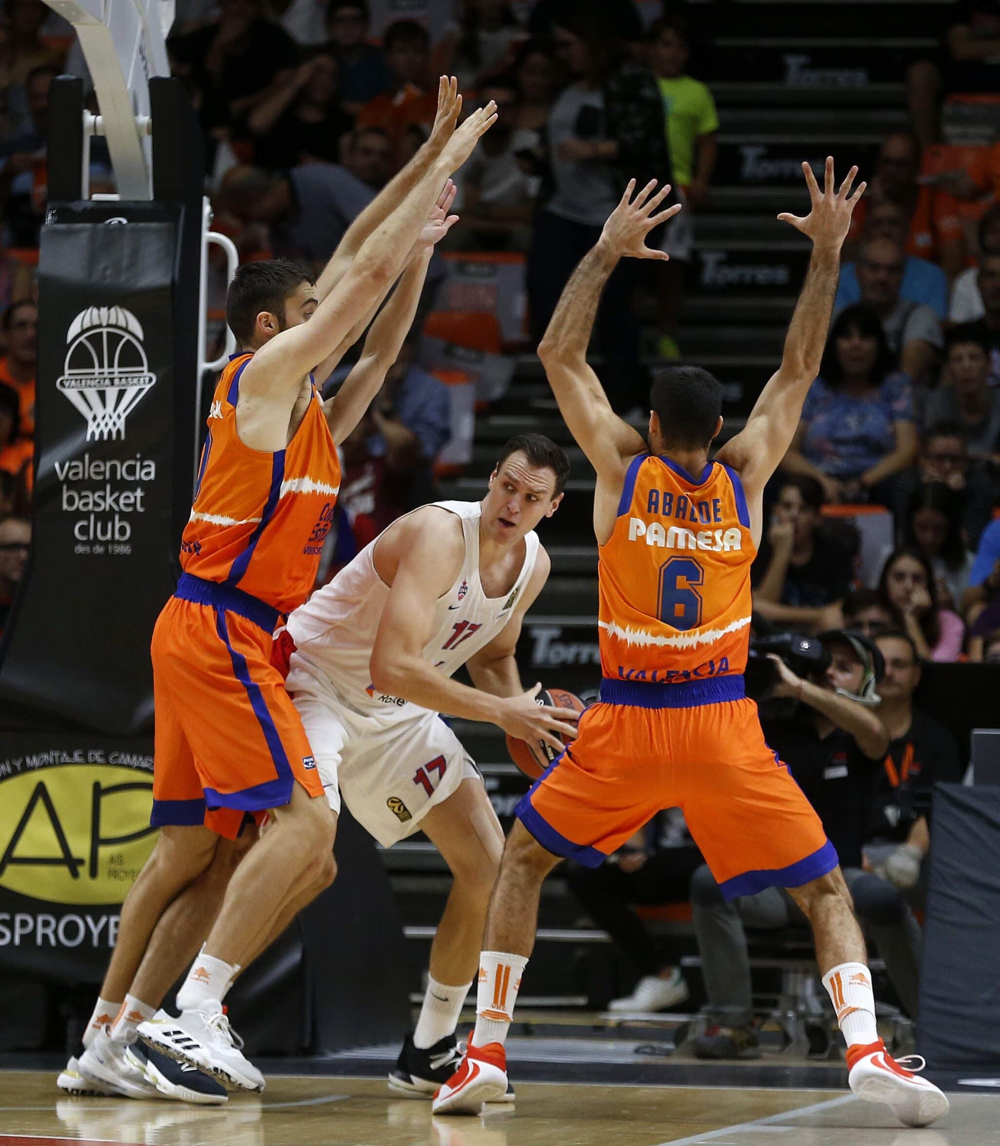 Voigtmann intenta buscar un pase siendo defendido en la pintura. 
Fuente: @Valenciabasket en Twitter