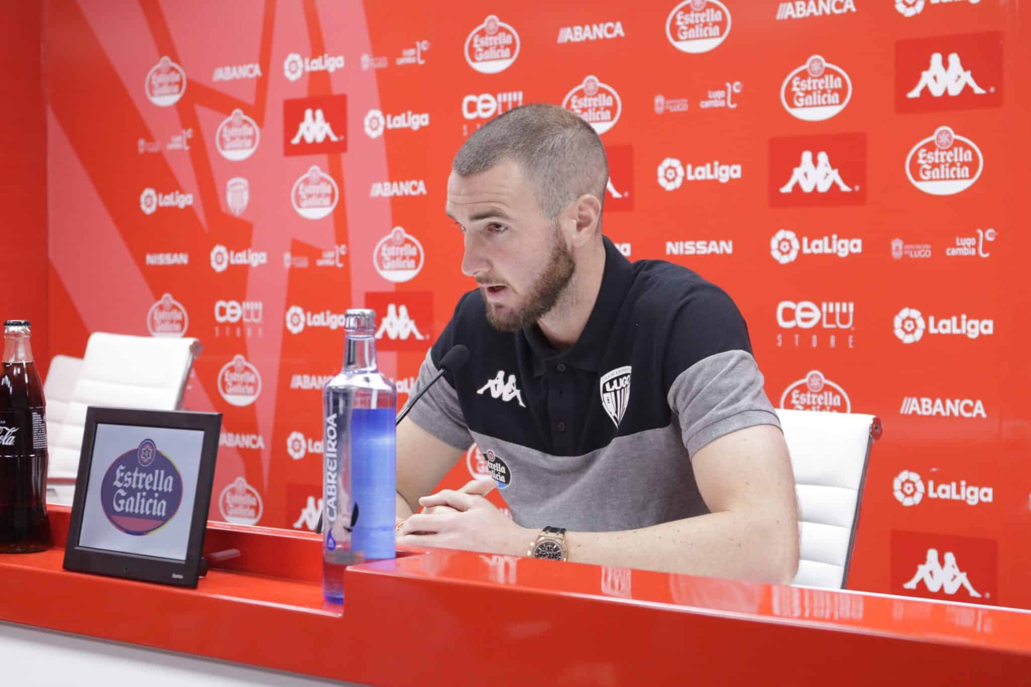 Peybernes en sala de prensa con el CD Lugo