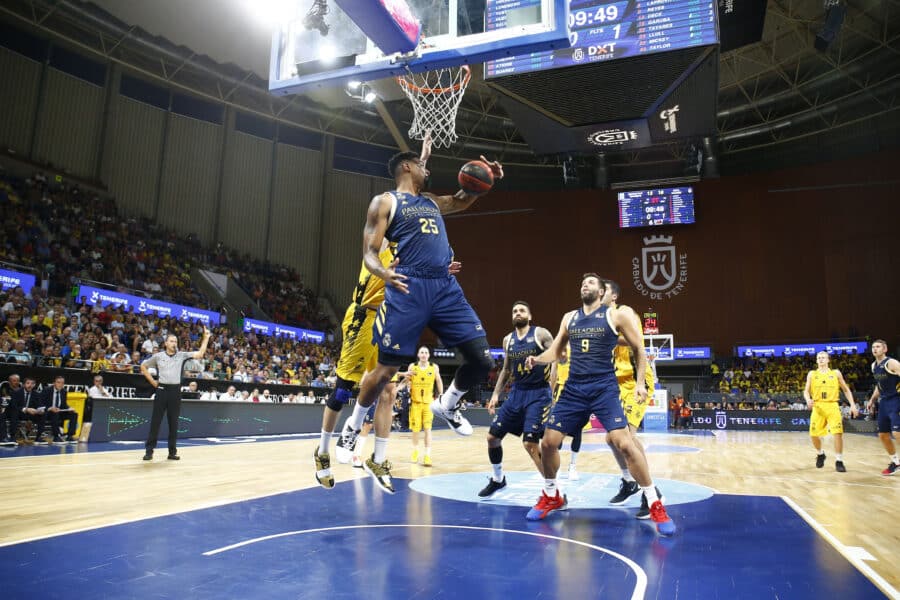 Jordan Mickey coge un rebote en un Iberostar Tenerife - Real Madrid. Foto: Liga Endesa.