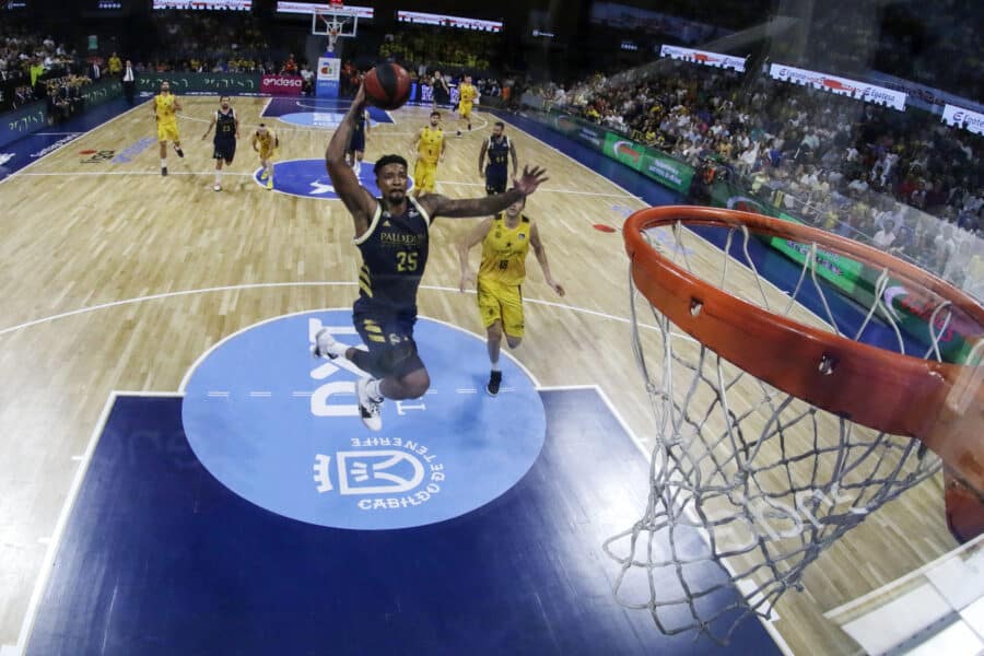 Jordan Mickey hace un mate en un Iberostar Tenerife - Real Madrid. Foto: Liga Endesa.