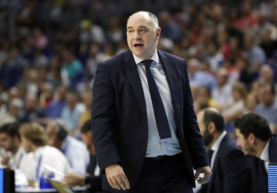 Pablo Laso da instrucciones a sus jugadores como entrenador del Real Madrid. Foto: Liga Endesa.