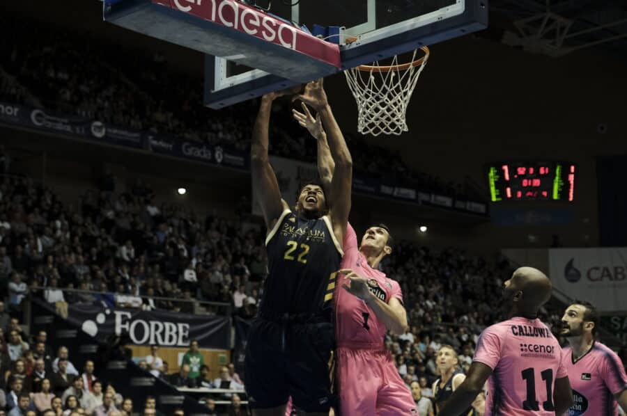 Walter Tavares realiza una bandeja ante Dejan Kravic en un Monbus Obradoiro - Real Madrid. Foto: Liga Endesa.