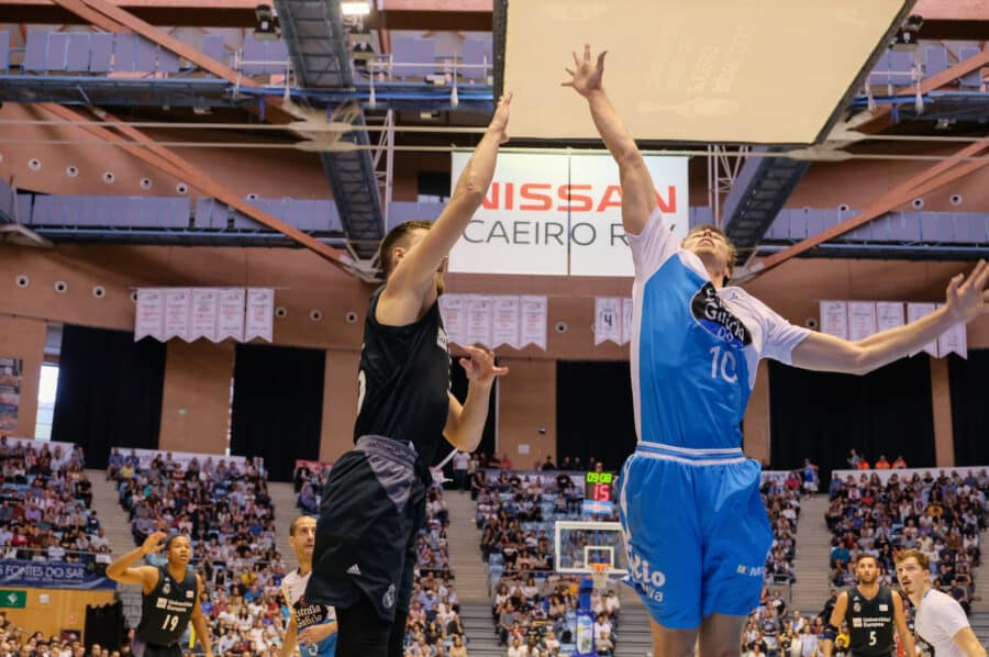 Ognjen Kuzmic lanza a canasta ante Vladimir Brodzianski en un Monbus Obradoiro - Real Madrid. Foto: Liga Endesa.