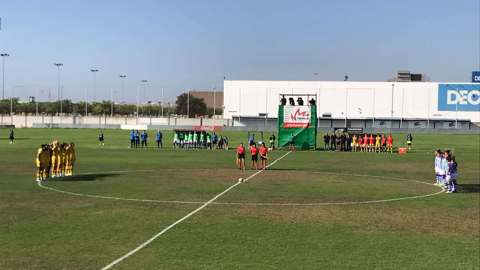 Las jugadoras del Sporting de Huelva y del FC Barcelona Femení han guardado un minuto de silencio antes del inicio del partido por el fallecimiento del abuelo de Jenni Hermoso. | @FCBFemeni