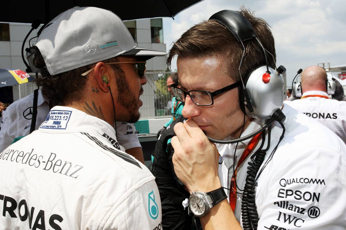 Peter Bonnington, la voz que siempre ha acompañado a Lewis Hamilton desde que está en Mercedes. Ad portas de un nuevo título, Lewis no cuenta con él como guía para el GP de México ni el de los Estados Unidos. Imagen: RacingPress