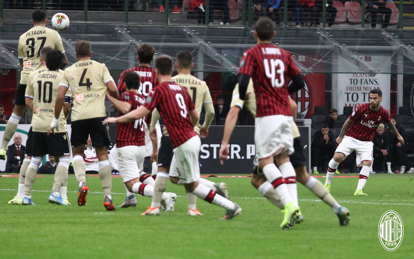 AC Milan 1-0 SPAL: Suso logró de un gran tiro libre una importante victoria para su equipo. Fuente: (@acmilan)