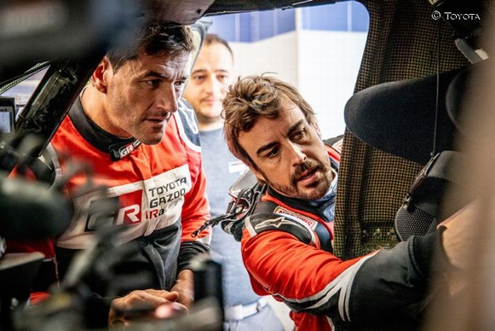 Fernando Alonso y Marc Coma examinando su coche en el Rally de Marruecos