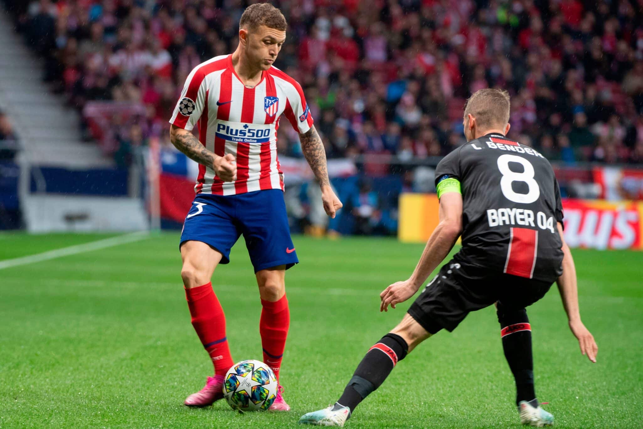 Trippier intenta progresar ante Bender en el encuentro entre Atlético y Bayer Leverkusen