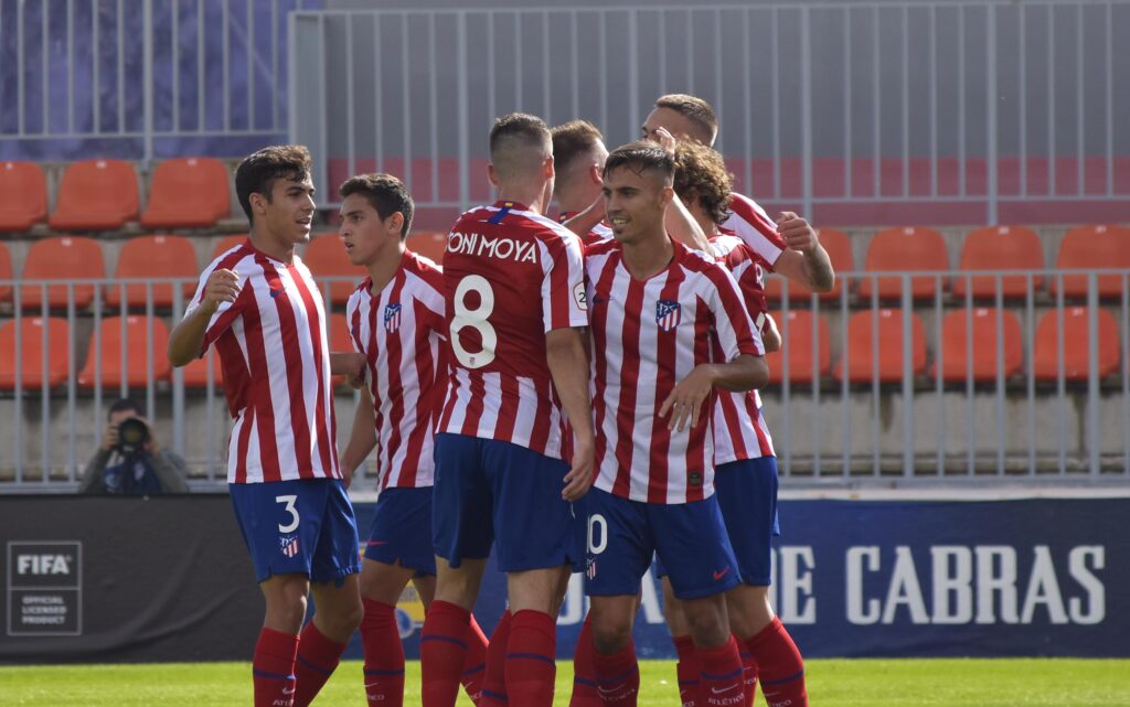Jugadores del Atlético de Madrid 'B' celebran un gol el pasado domingo