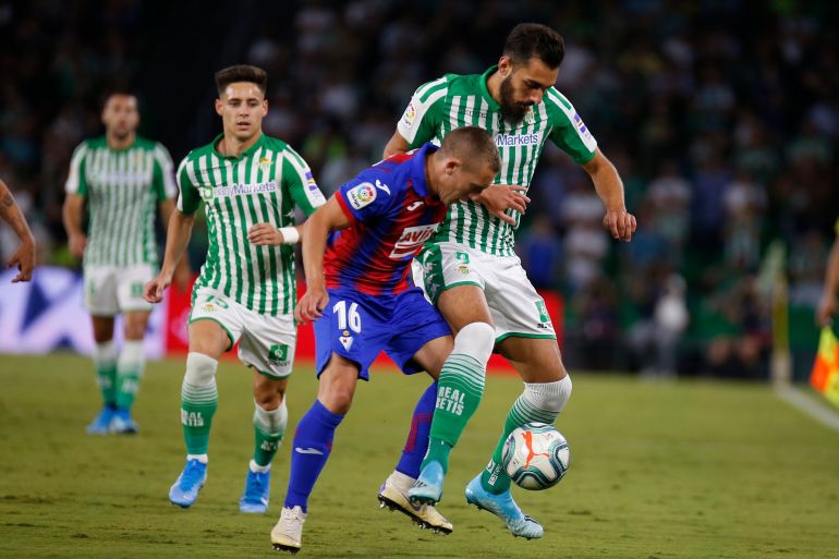 De Blasis y Borja Iglesias pugnan por un balón