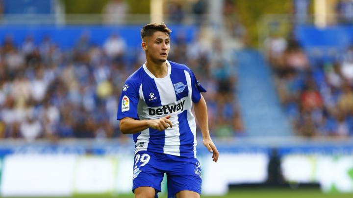 Borja Sainz con el primer equipo del Alavés