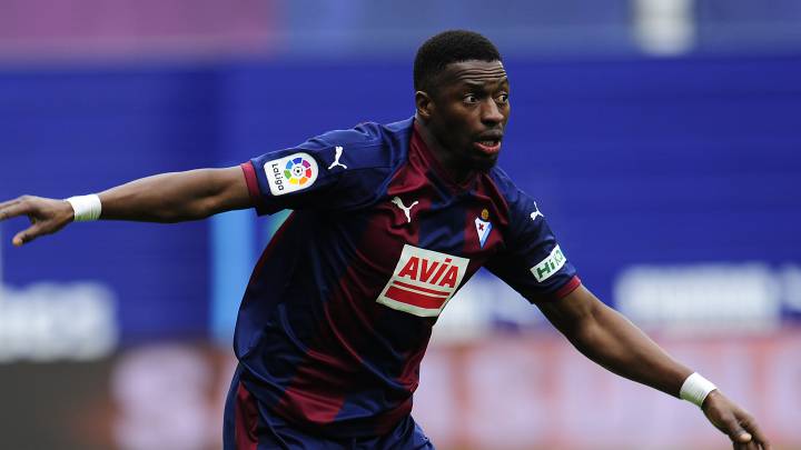 Pape Diop en un partido con el Eibar