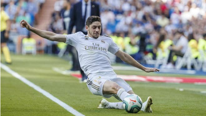 Valverde disputa un balón en el enfrento frente al Granada. (Diario MARCA)