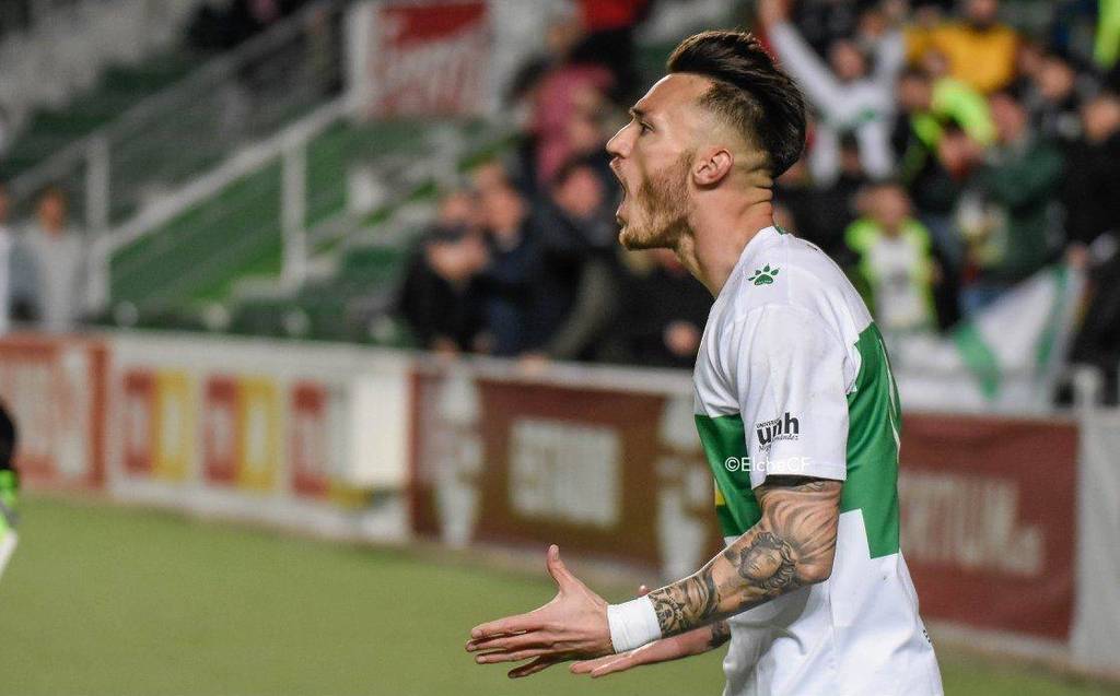 Josan en un encuentro con el Elche
