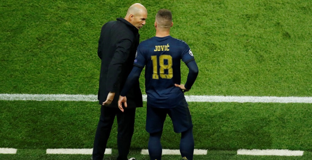 Luka Jovic conversa con Zidane antes de entrar al terreno de juego. (Real Madrid CF).