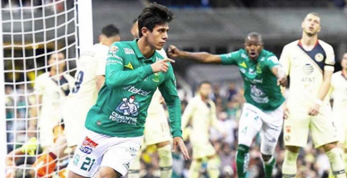 José Juan Macías celebra un gol en un partido con León