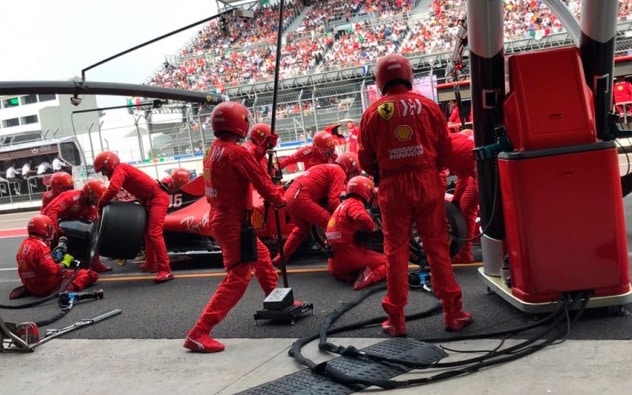 Las fallas estratégicas de Ferrari lo dejan sin primer lugar. Las fallas estratégicas de Ferrari lo dejan sin primer lugar.