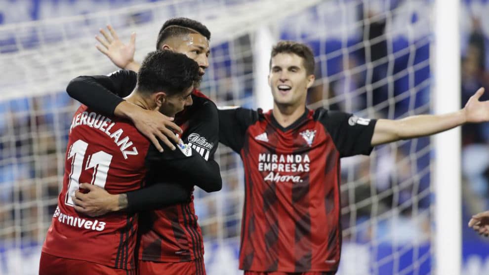 Jugadores del Mirandés celebran uno de los goles en La Romareda