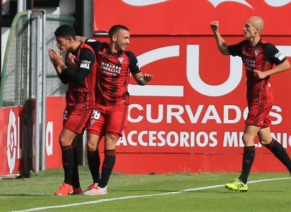 Jugadores del CD Mirandés celebran uno de los goles