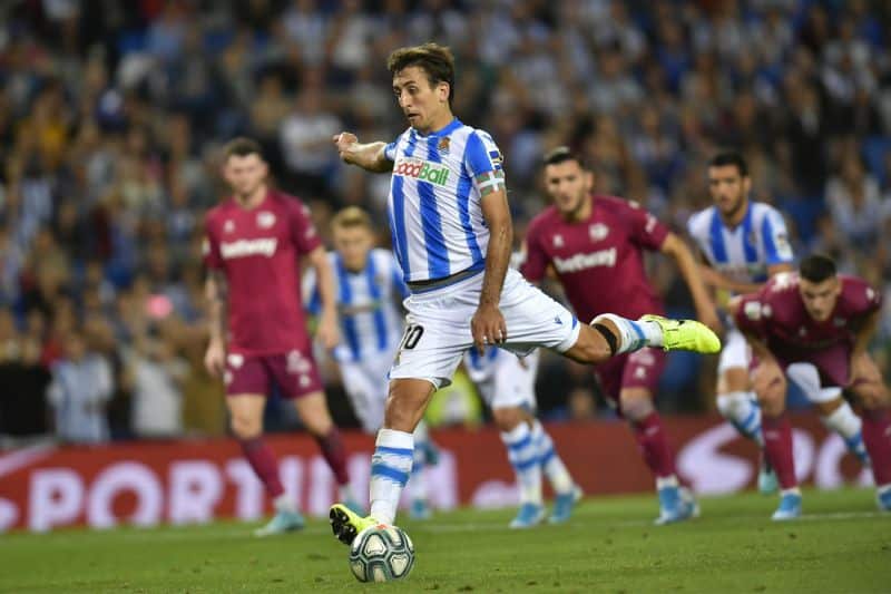 Mikel Oyarzábal lanzando un penalti