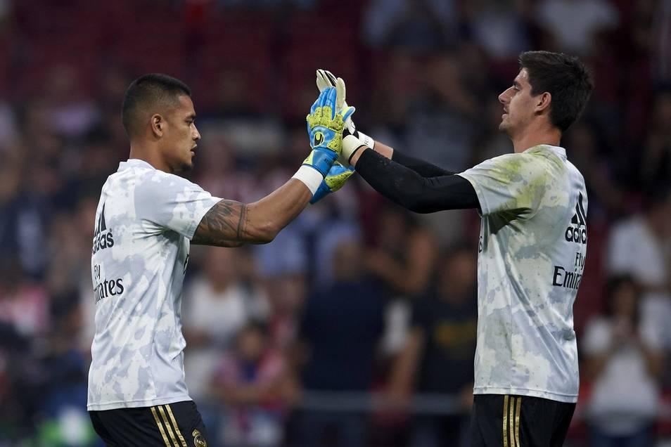 Courtois y Areola en un calentamiento con el conjunto blanco. (Libertad Digital)