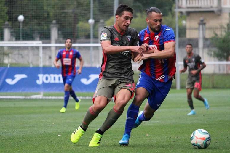 Quique González (derecha) en un encuentro con el Eibar