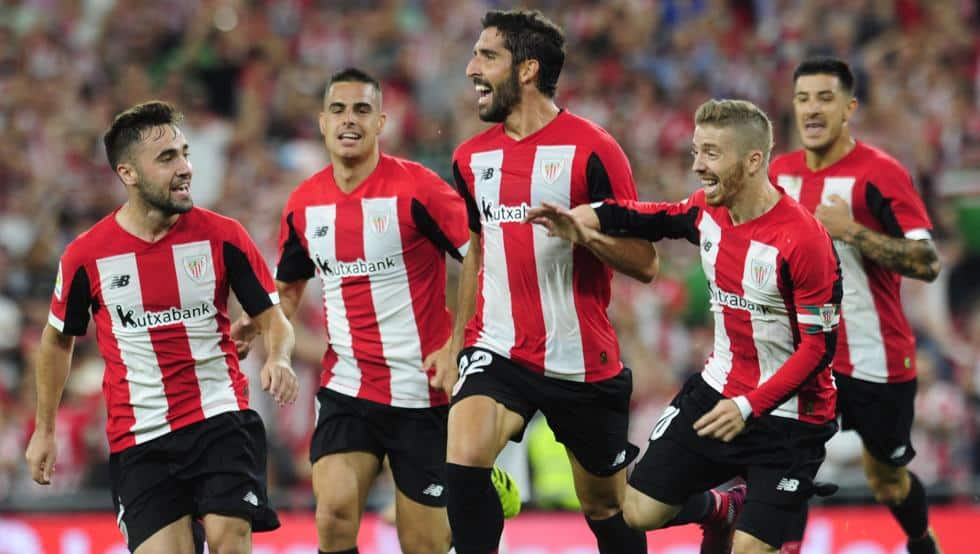 Raúl García celebra con compañeros un gol al Celta en pasadas temporadas