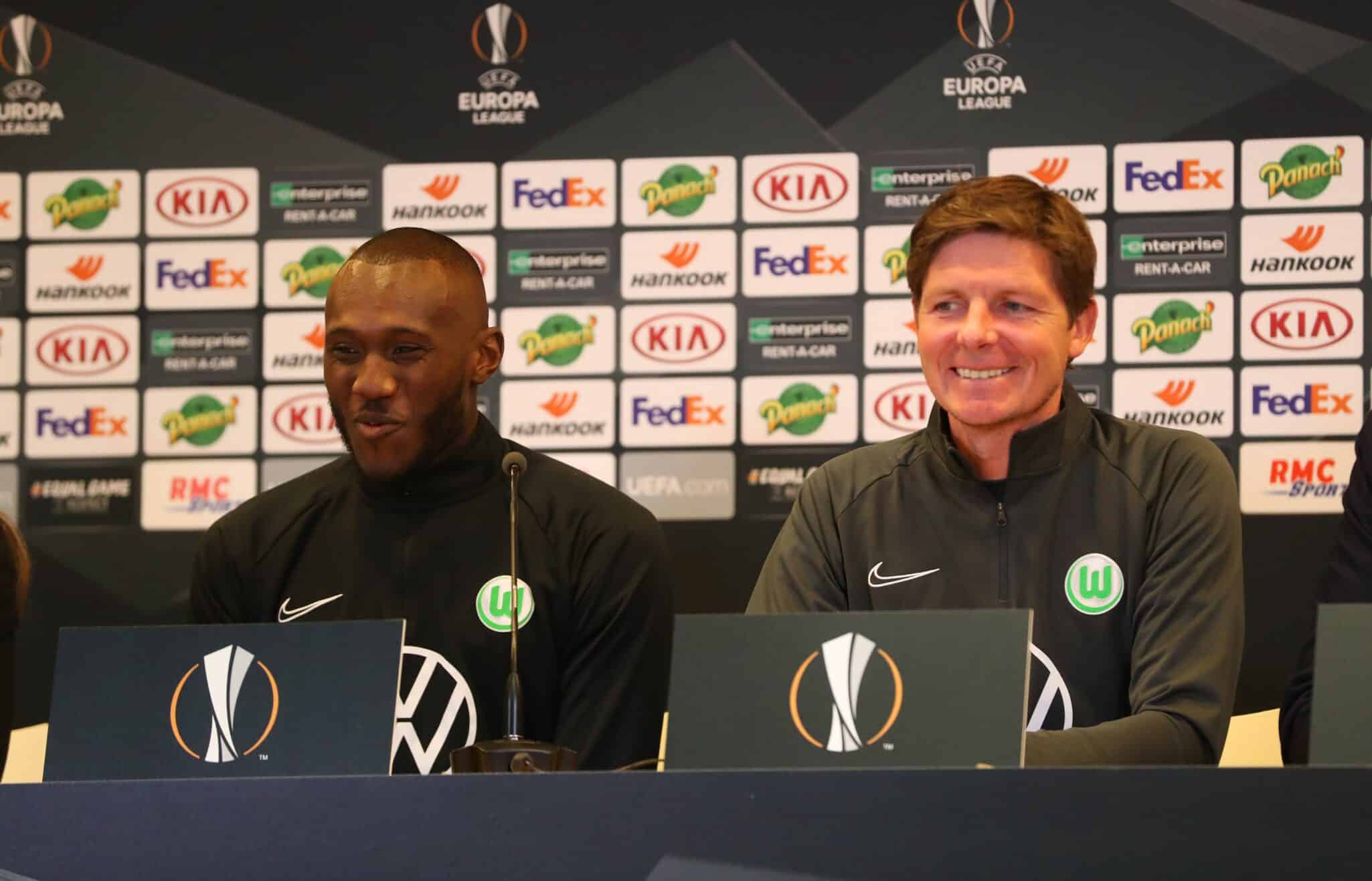 Saint-Étienne-Wolfsburgo: Josuha Guilavogui, canterano del equipo francés, junto a Oliver Glasner, entrenador de los "Lobos", en rueda de prensa previa al partido. Fuente (@Vfl_Wolfsburg)