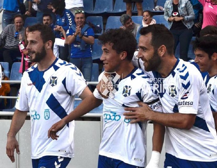 Jugadores del CD Tenerife celebran un gol