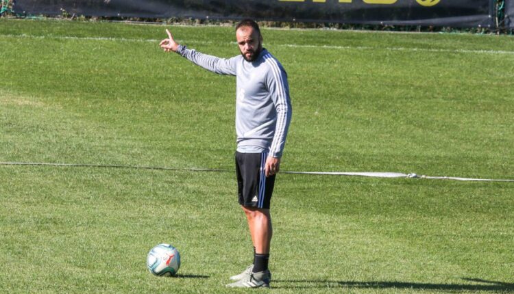 Edu Ramos haciendo señas en un entrenamiento