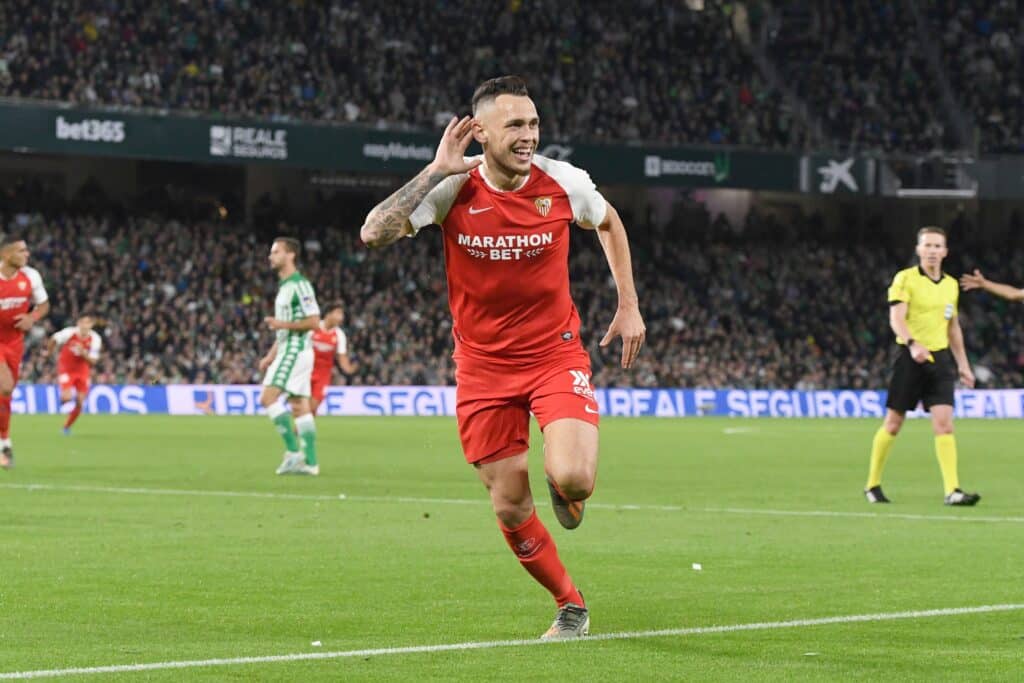 Ocampos celebra su tanto ante el Betis