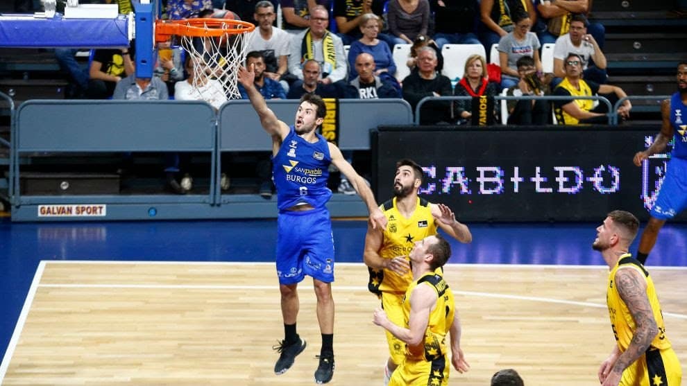 Ferran Bassas anota ante la presencia de Dani Díez, Marcelinho Huertas y Fran Guerra. Foto vía: MARCA