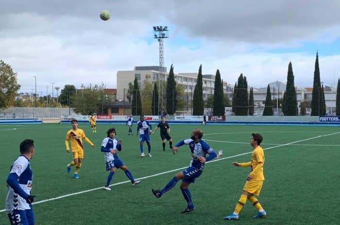 Lance del juego en el CD Ebro -Barça 'B'