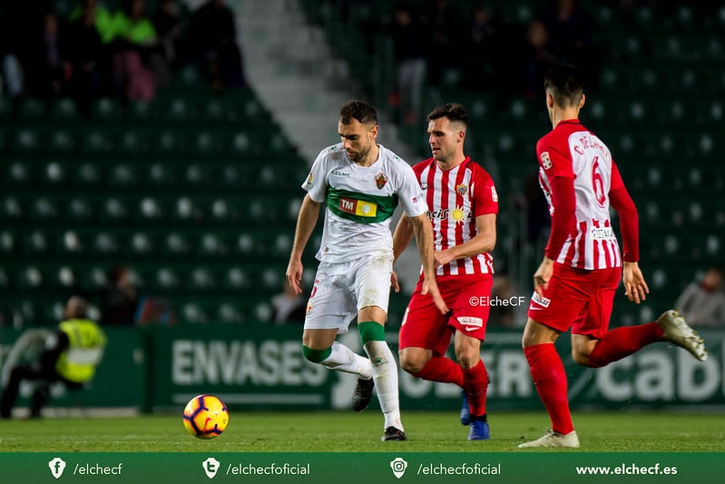 Álvaro Giménez trataba de robarle el esférico a Gonzalo Verdú durante el choque del pasado curso. Fuente: elchecf.es