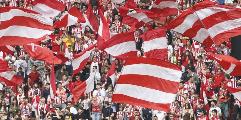 Afición rojiblanca durante un derbi | Imagen: Sporting de Gijón