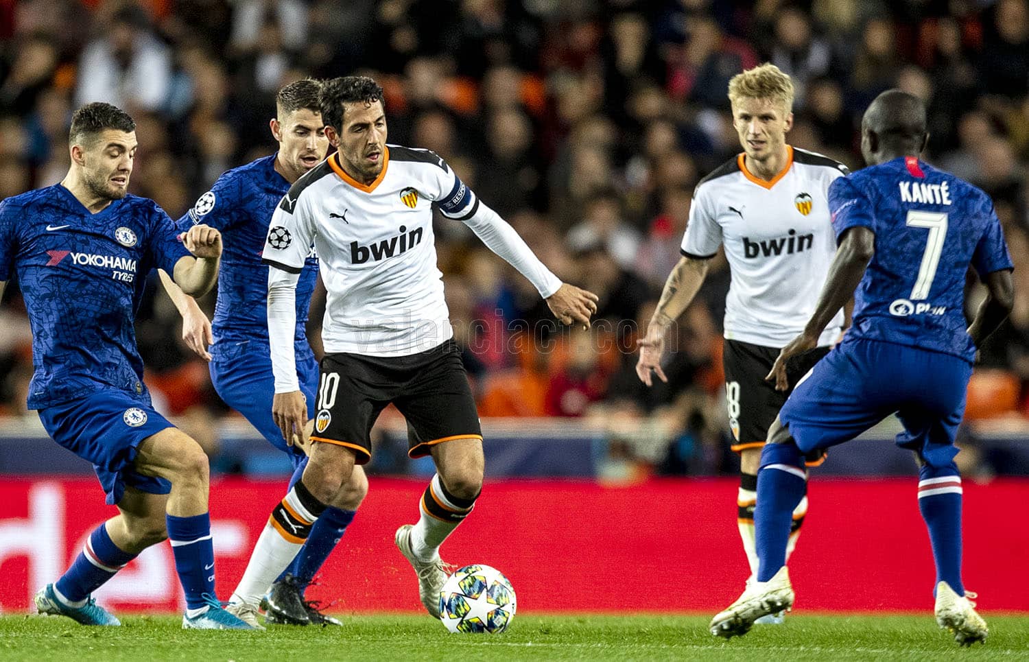 Lance del encuentro de Champions entre Valencia y Mestalla