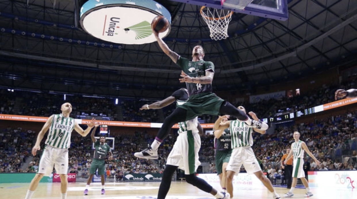 Josh Adams intenta una canasta a aro pasado. Foto vía: Málaga Hoy