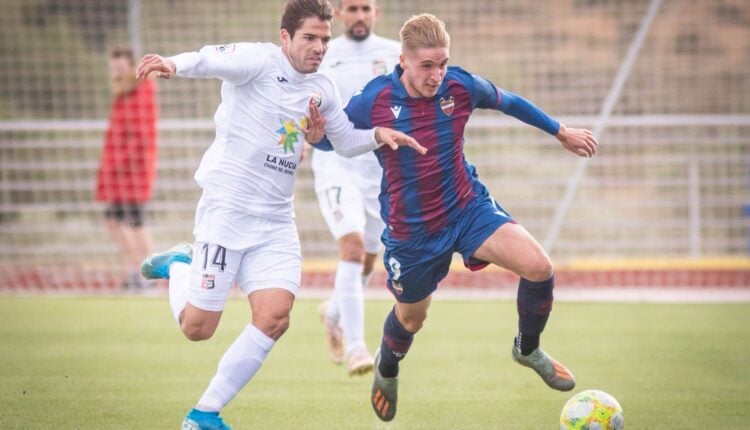 Lance del juego entre el Atlético Levante-La Nucía