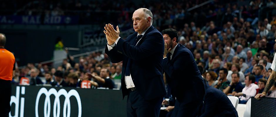 Pablo Laso aplaude a sus jugadores como entrenador del Real Madrid. Foto: Real Madrid.