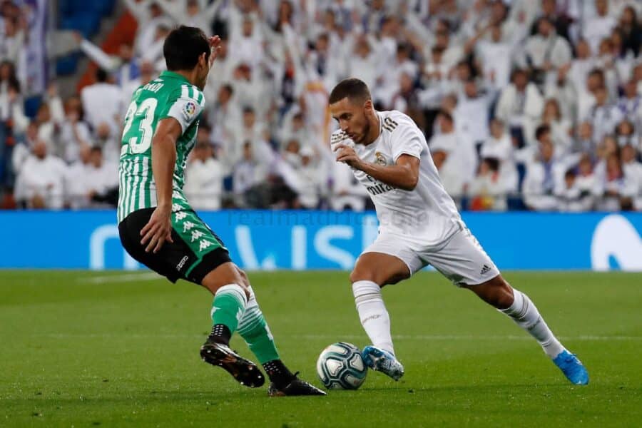 Eden Hazard regatea a Mandi en un Real Madrid Club de Fútbol - Real Betis Balompié. Foto: Real Madrid Club de Fútbol.