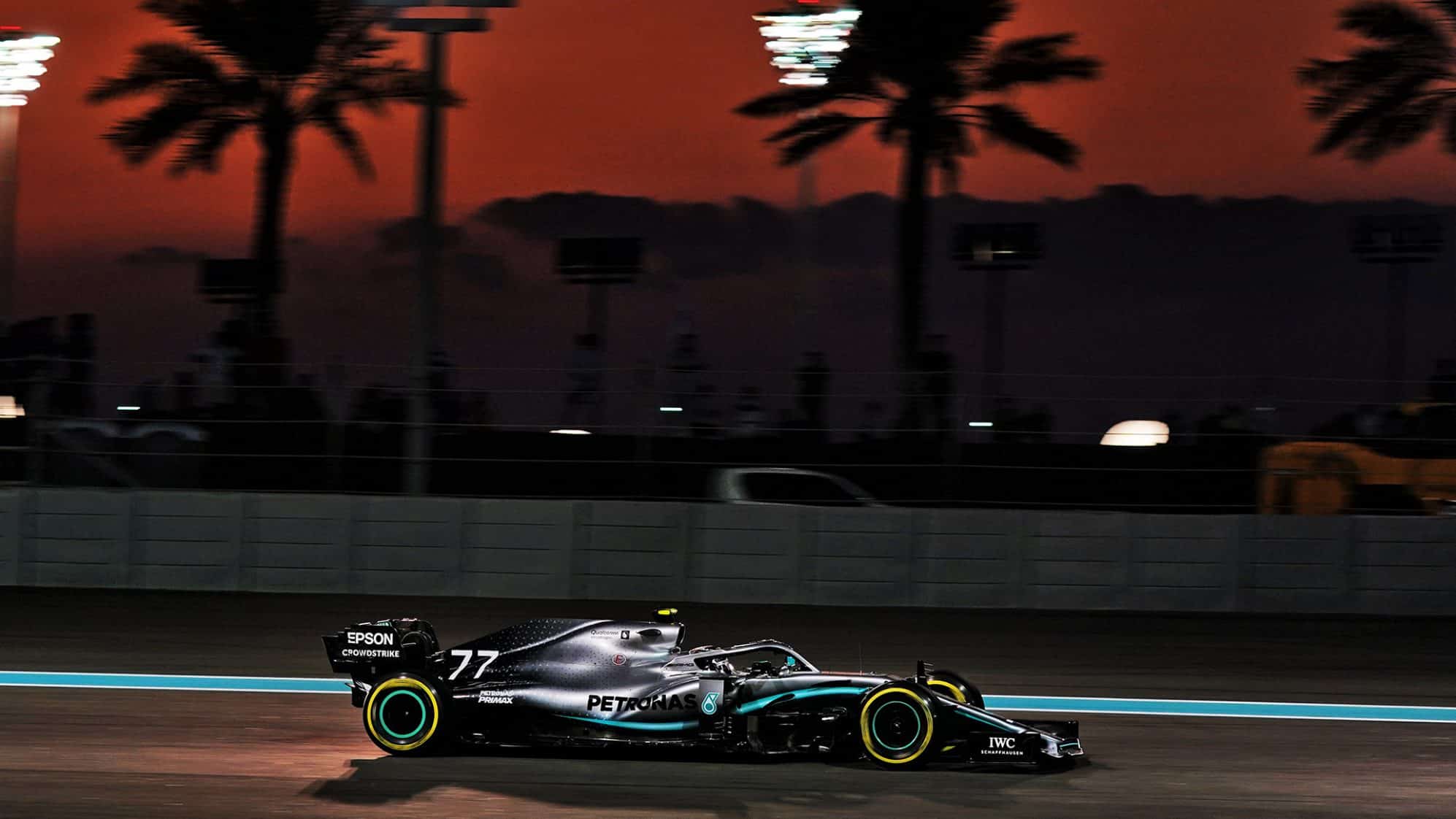 Bottas conduce bajos las luces artificiales de Yas Marina. Cortesía: Formula1.com