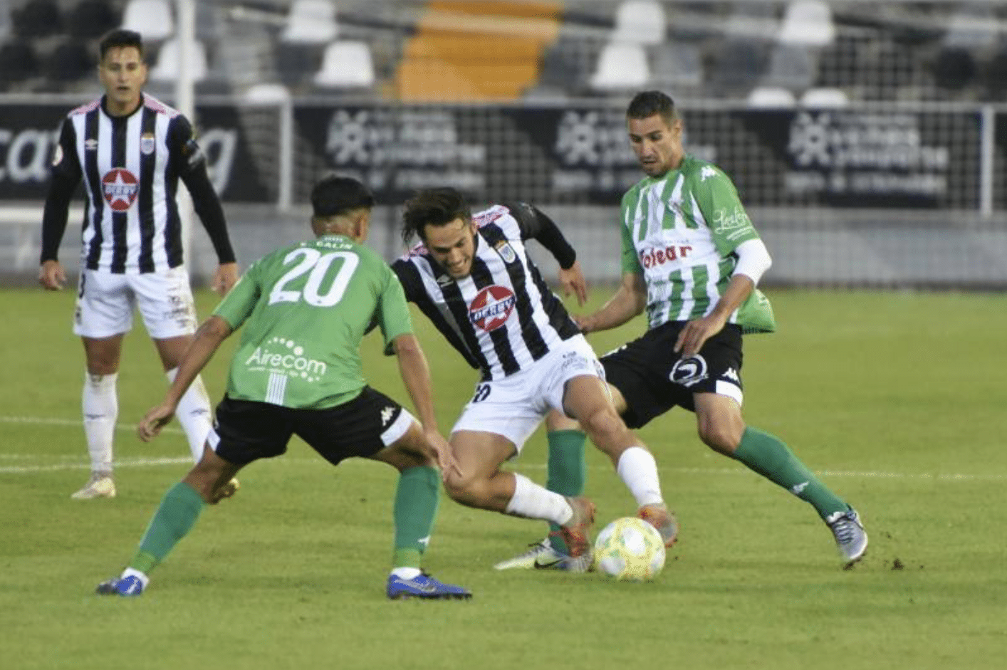 Álex Corredera intentándose zafar de dos rivales / Fuente: Diario "El Hoy"