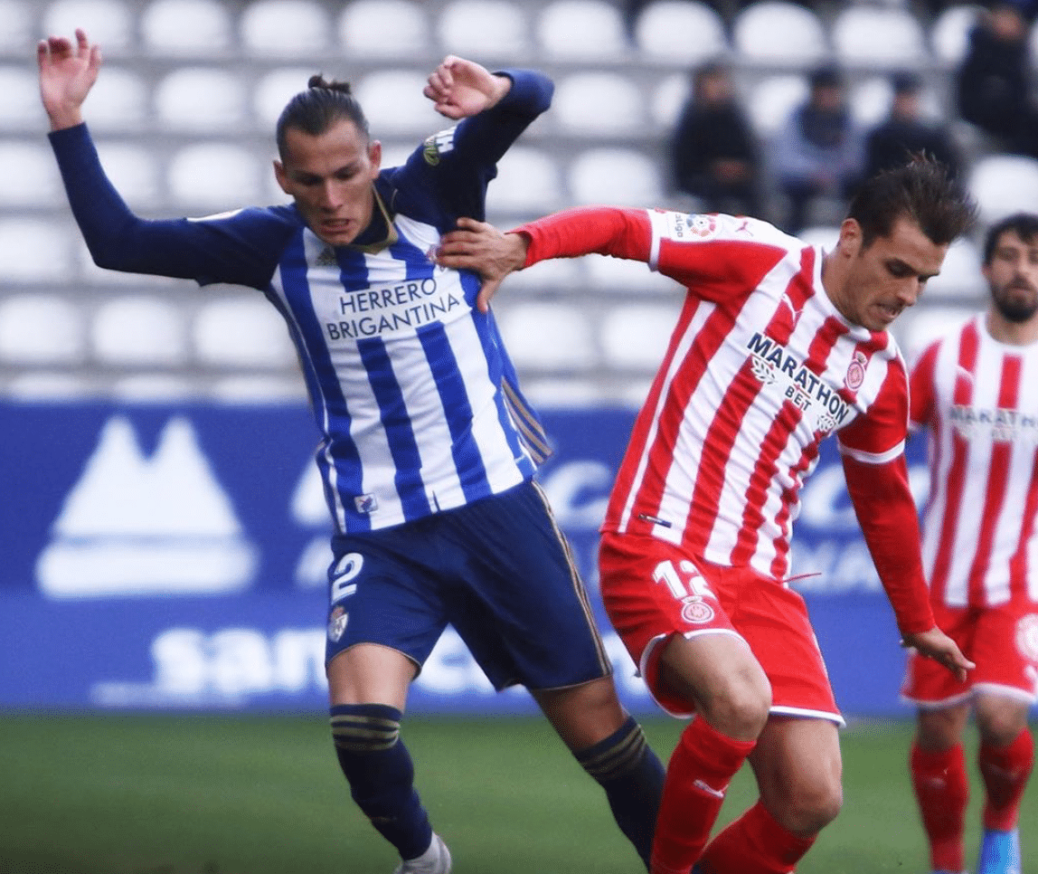 Jonatan Soriano en la disputa del balón