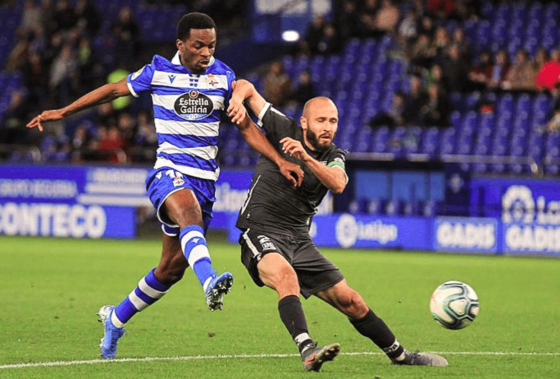 Laure y Koné pelean por un balón en el encuentro de Riazor