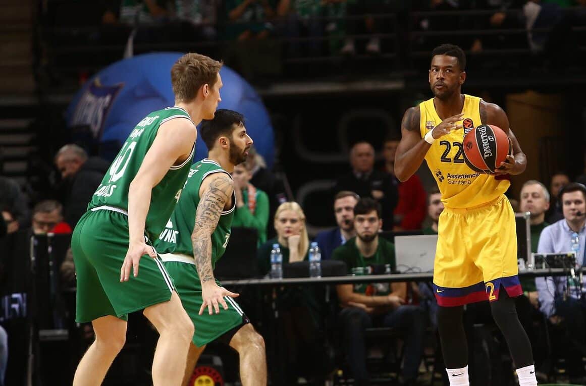 Cory Higgins jugador del FC Barcelona en el momento clave defendido por dos jugadores del Zalgiris Kaunas. (Fuente: Twitter @FCBbasket)