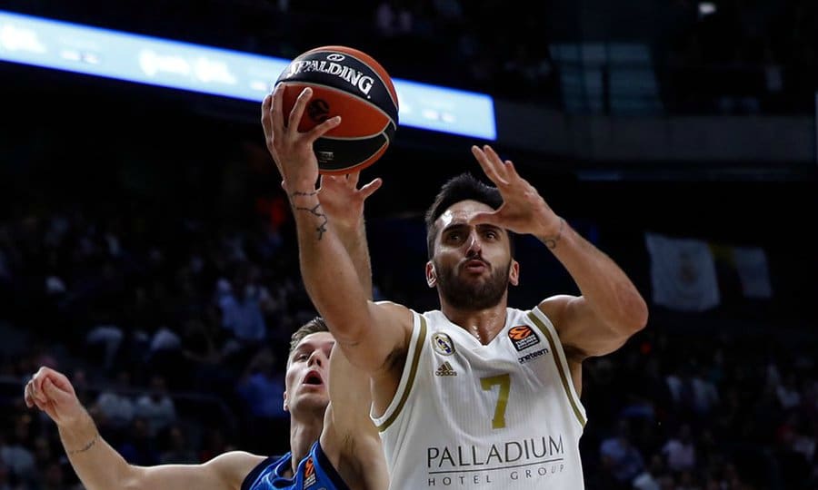 Facundo Campazzo hace una entrada a canasta ante Martin Hermannsson en un Real Madrid - ALBA Berlin. Foto: Real Madrid.