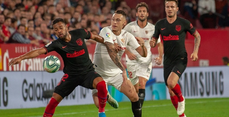 Ocampo lucha con Lodi por el esférico | Imagen: Sevilla FC