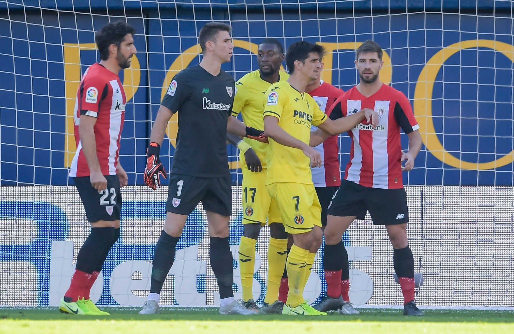 El Athletic defiende una jugada del Villarreal en la primera parte (Foto: @AthleticClub - Twitter)