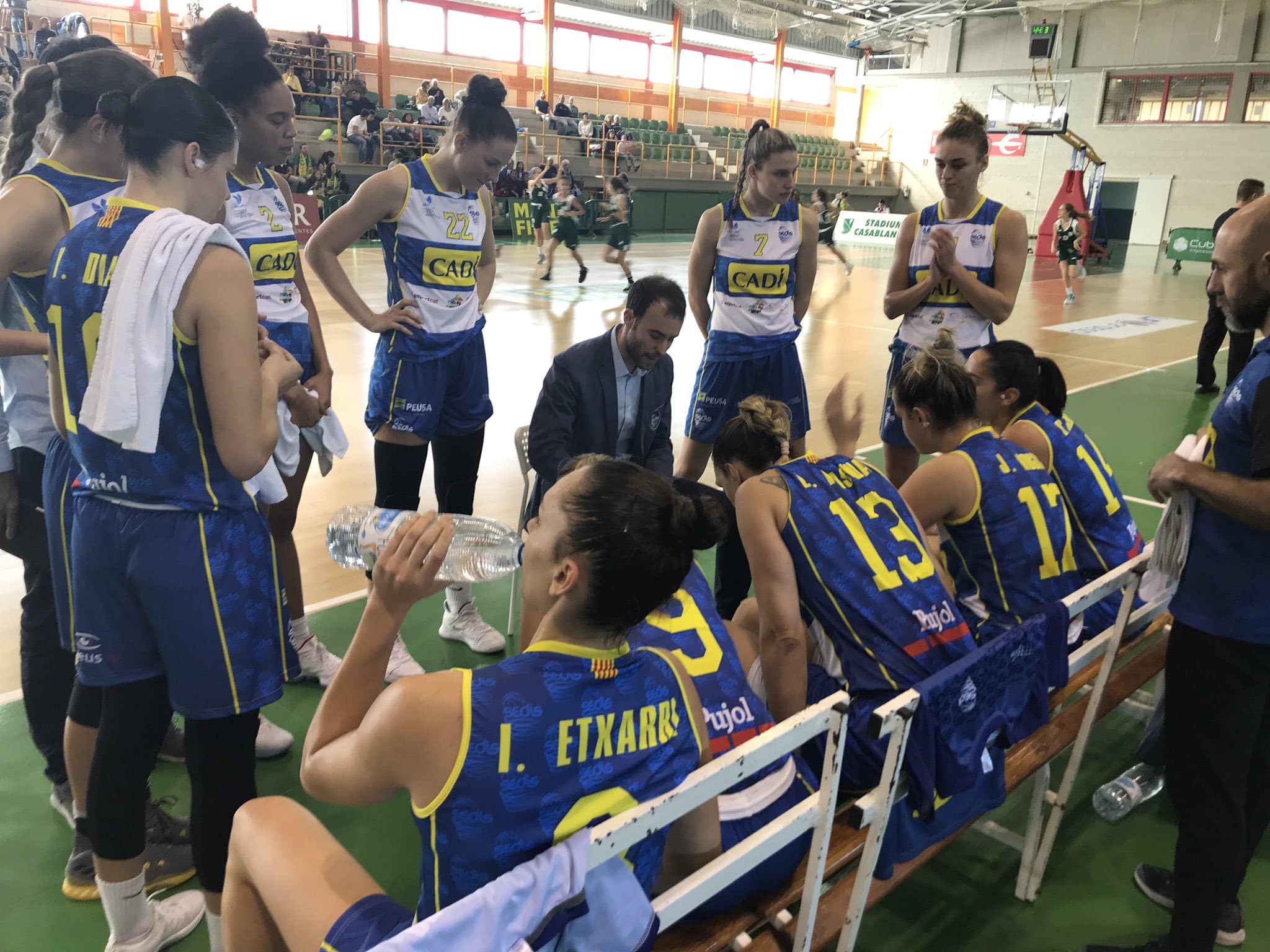 Las jugadoras del Cadí La Seu durante un tiempo muerto | @sedisbasquet