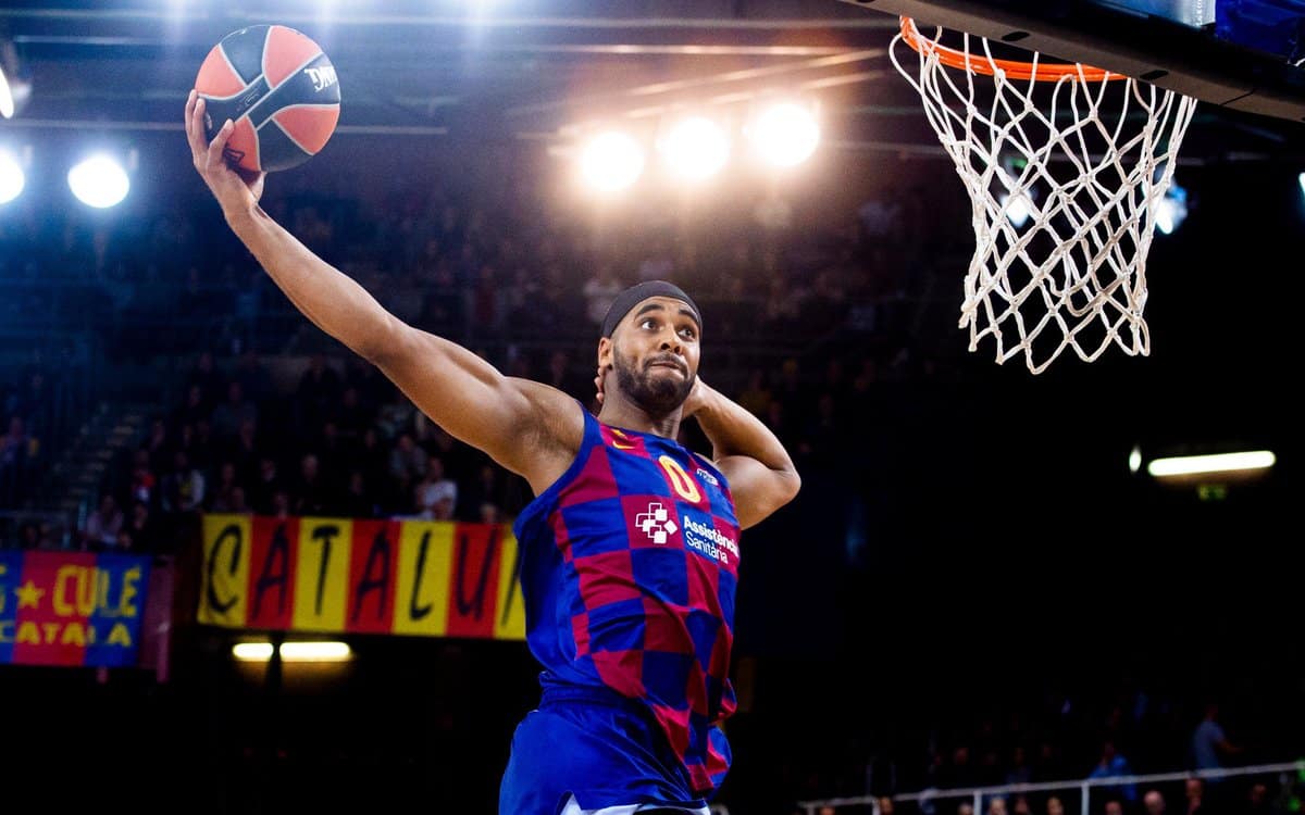 Brandon Davies haciendo un mate en contraataque (Fuente: Twitter @FCBbasket)